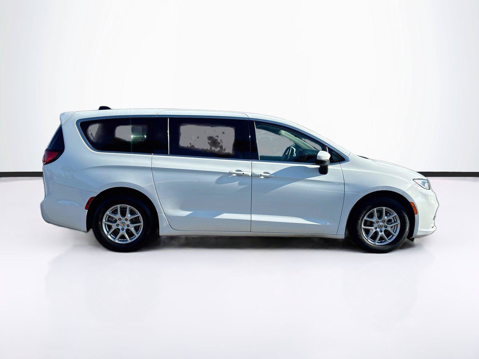 Used 2023 Chrysler Pacifica Touring-L FWD image 8