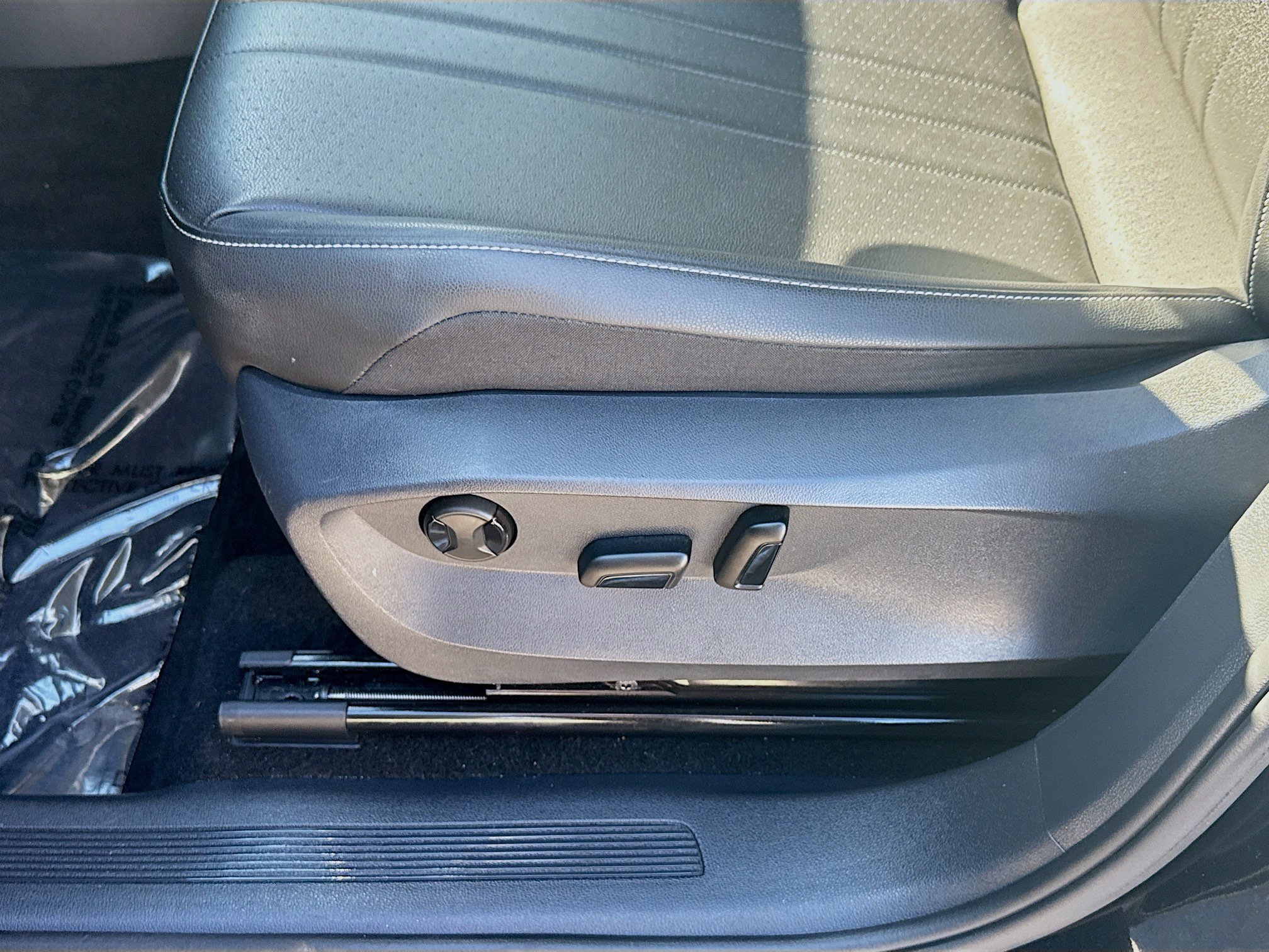 Used 2023 Volkswagen Tiguan SE w/ Panoramic Sunroof Package FWD image 17