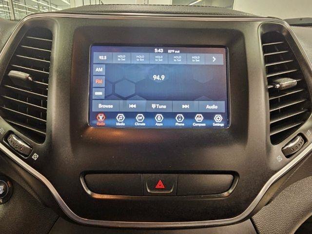 Used 2019 Jeep Cherokee Latitude Plus w/ Comfort/Convenience Group FWD image 17