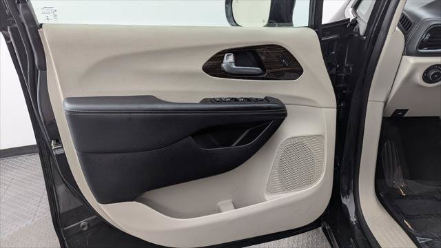 Used 2023 Chrysler Pacifica Limited FWD image 13