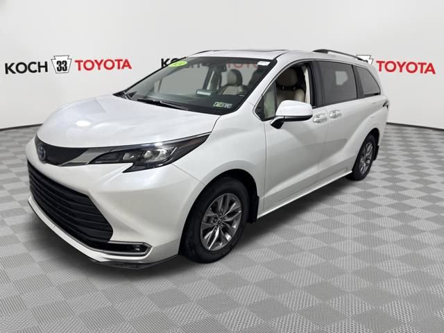 Certified 2024 Toyota Sienna XLE w/ XLE Plus Package image 3