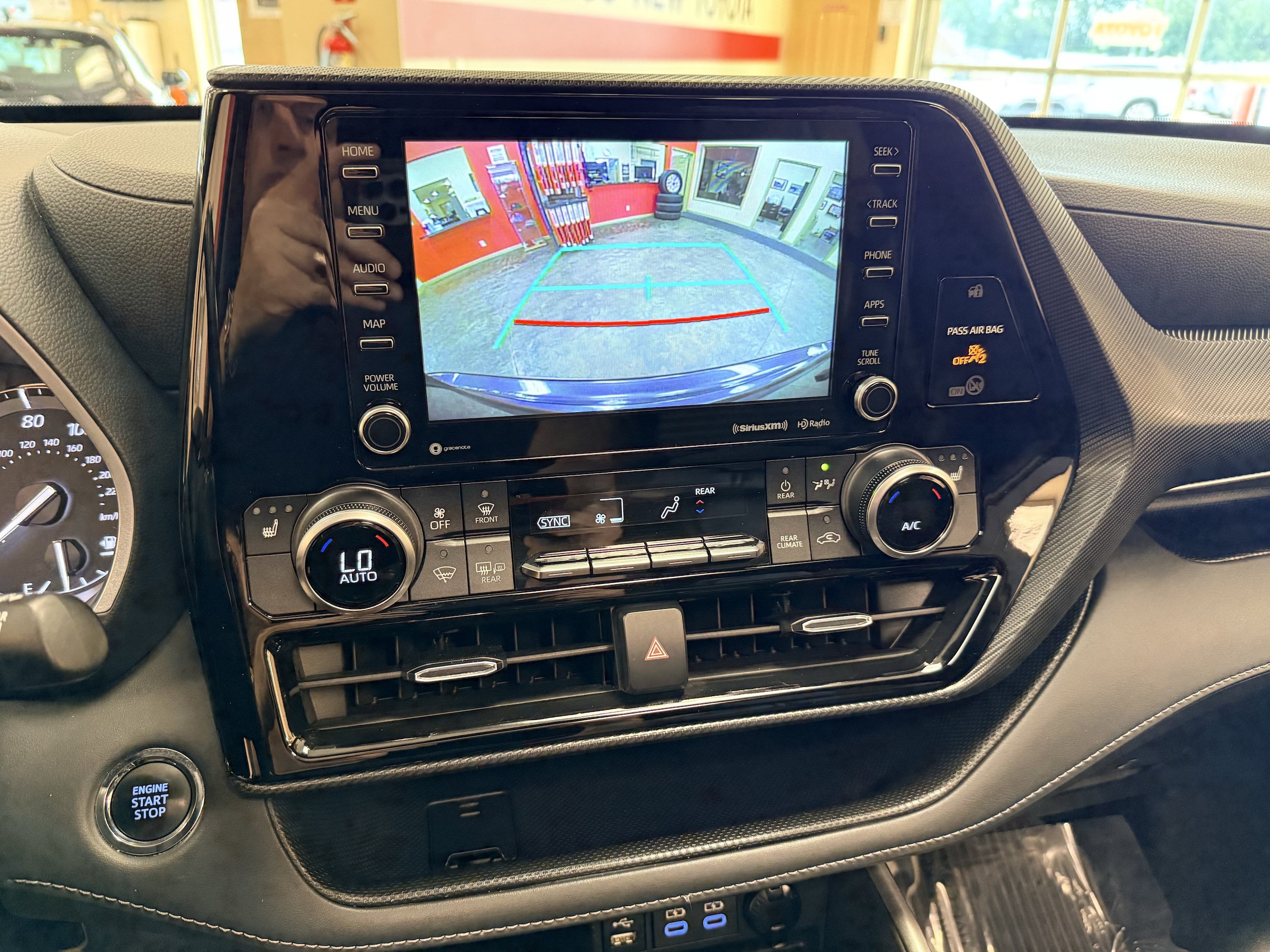 Used 2022 Toyota Highlander XSE AWD/4WD image 14
