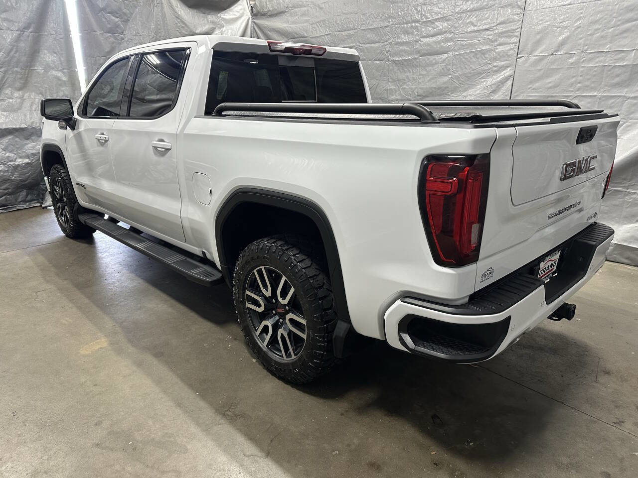 Used 2024 GMC Sierra 1500 AT4 w/ Technology Package image 4