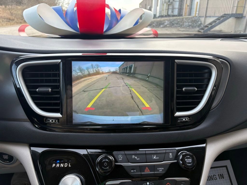 Used 2023 Chrysler Pacifica Touring-L image 38