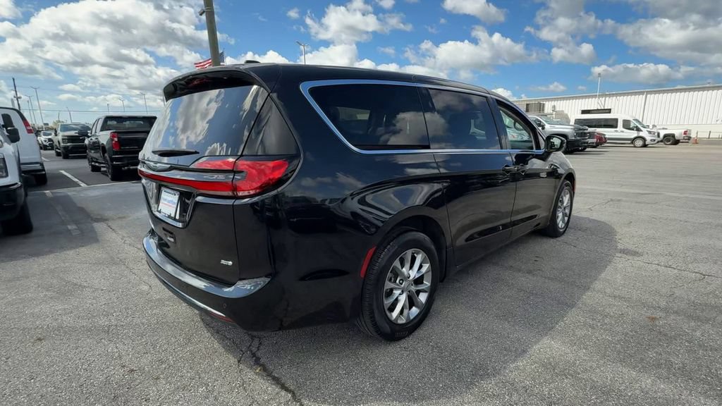 Used 2023 Chrysler Pacifica Touring-L AWD/4WD image 8