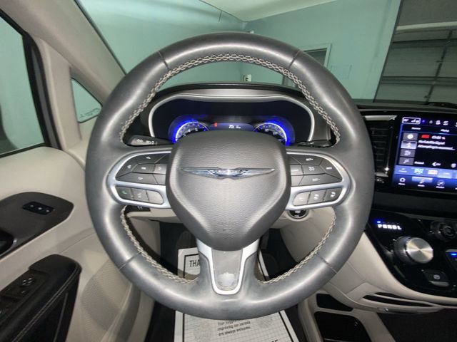 Used 2022 Chrysler Pacifica Touring-L FWD image 14