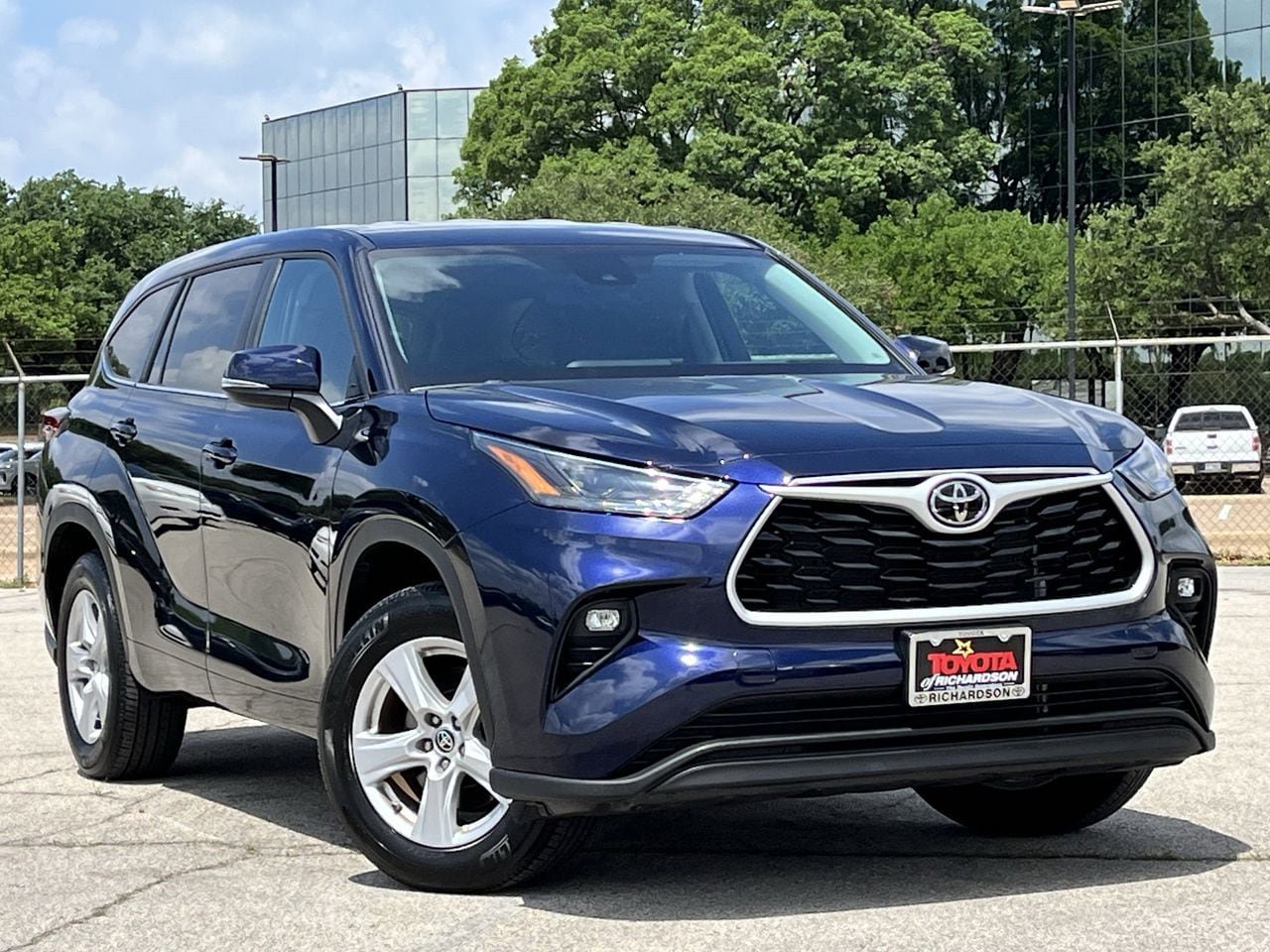 Used 2025 Toyota Highlander LE FWD image 2