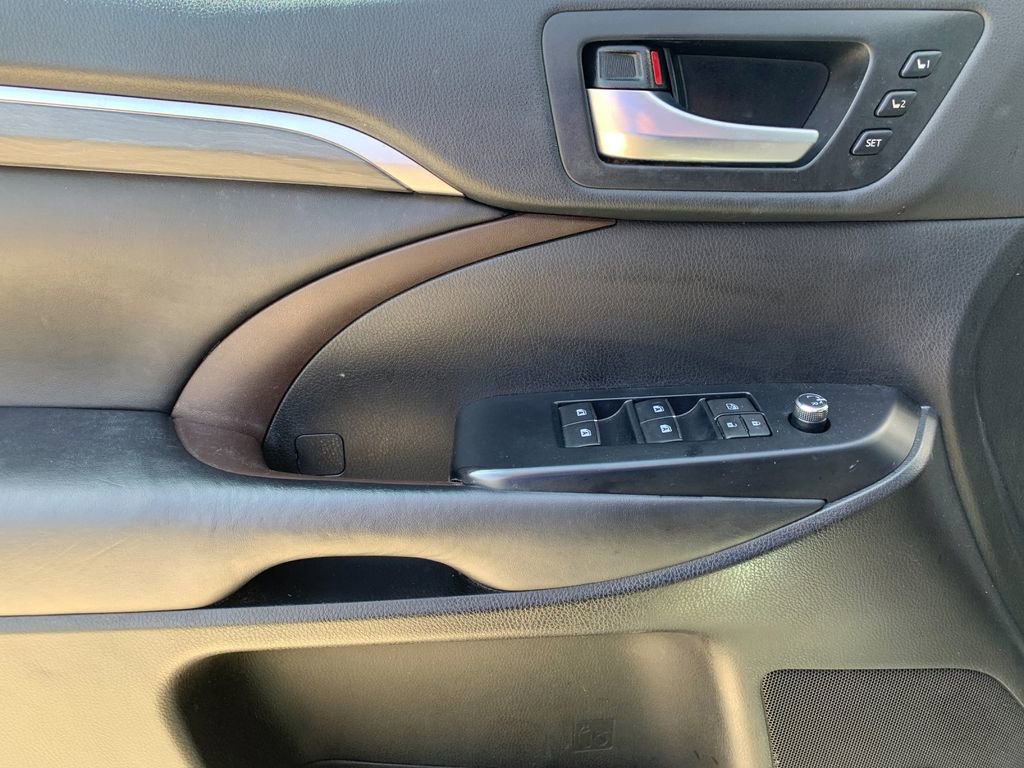 Used 2018 Toyota Highlander Limited image 12