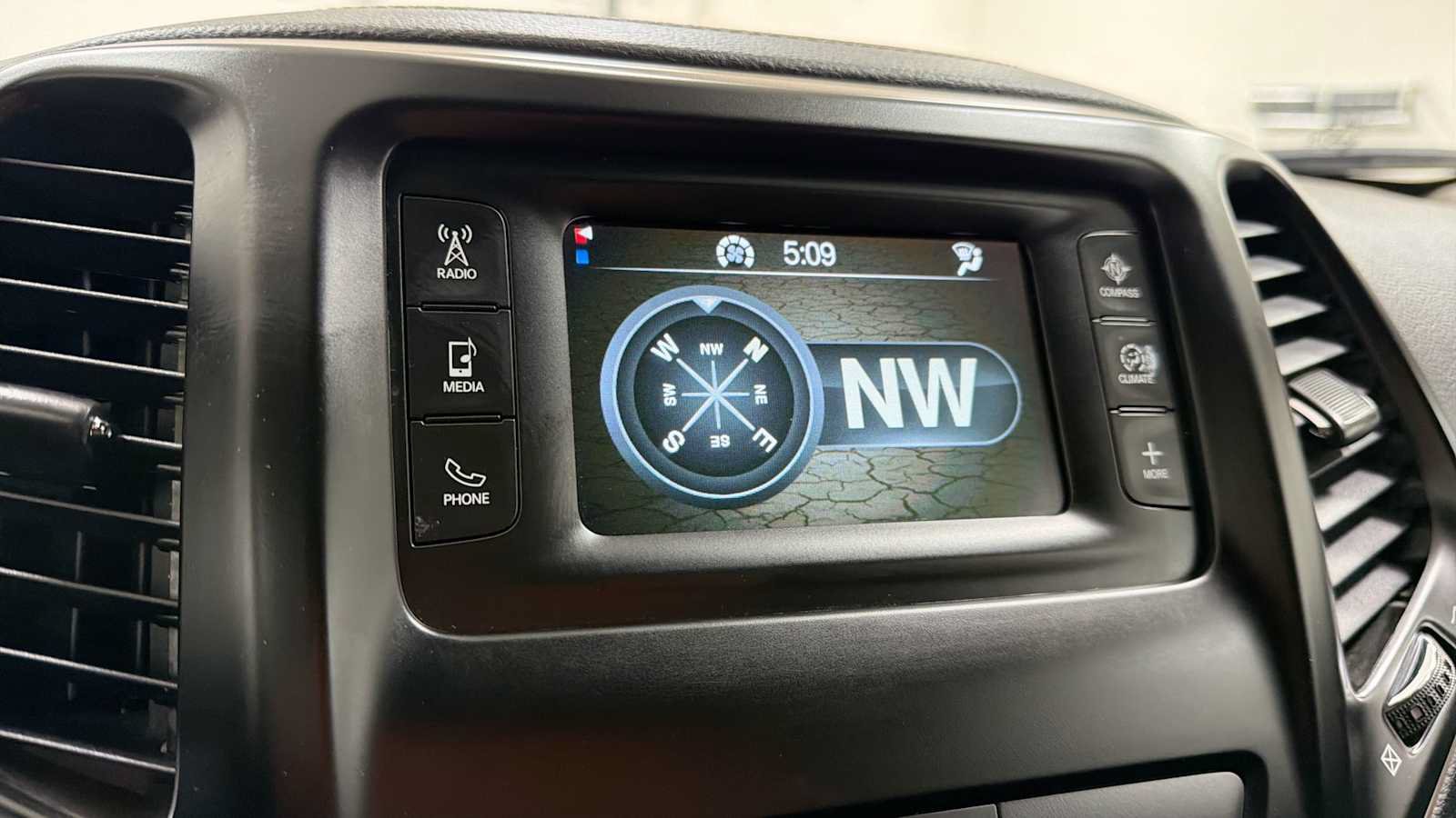 Used 2017 Jeep Cherokee Latitude AWD/4WD image 20