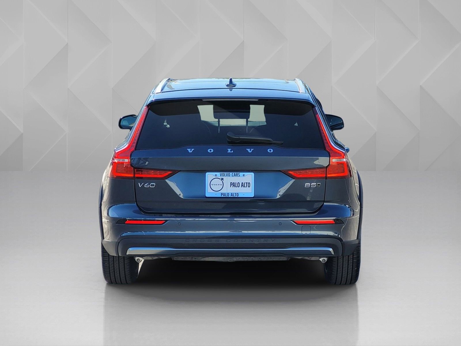 Used 2025 Volvo V60 B5 Cross Country Plus image 5