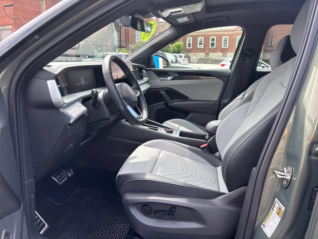 Used 2025 Volkswagen Tiguan SE R-Line AWD/4WD image 11