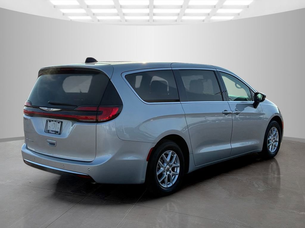 Used 2024 Chrysler Pacifica Touring-L image 5