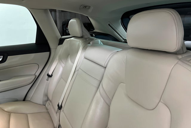 Used 2021 Volvo XC60 T6 Momentum image 20