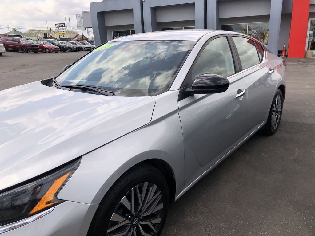 Used 2025 Nissan Altima 2.5 SV FWD image 3