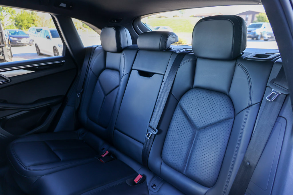 Certified 2023 Porsche Macan Turbo AWD/4WD image 31