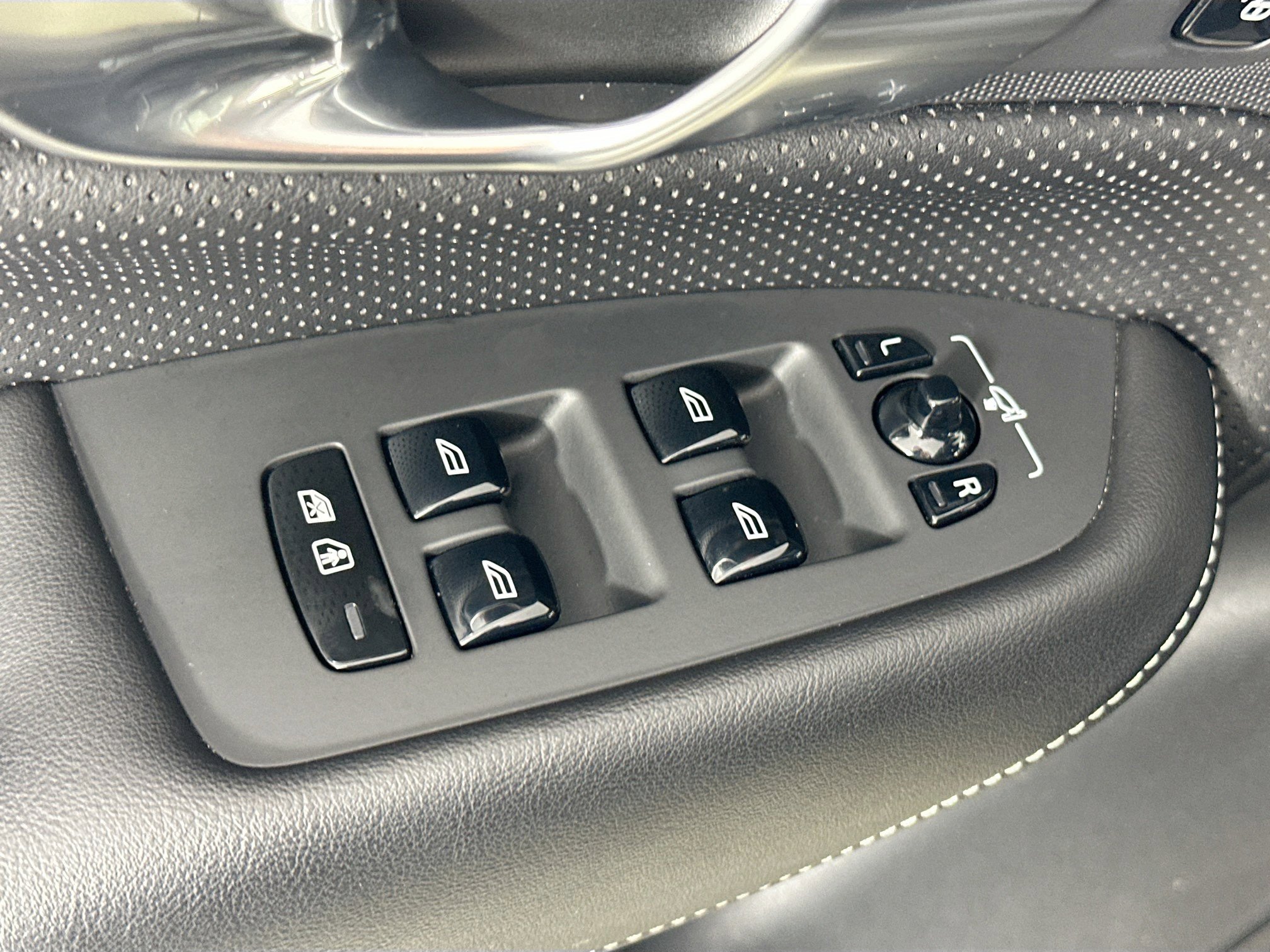 Used 2022 Volvo XC90 T8 R-Design w/ Advanced Package image 17