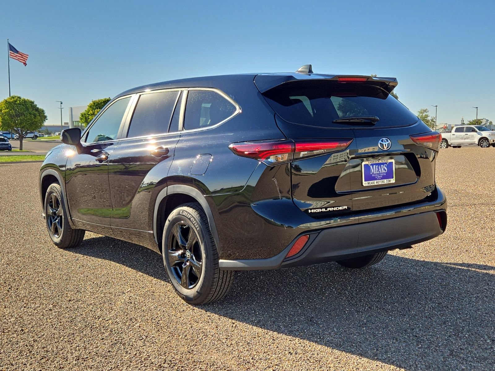 Used 2025 Toyota Highlander LE FWD image 3