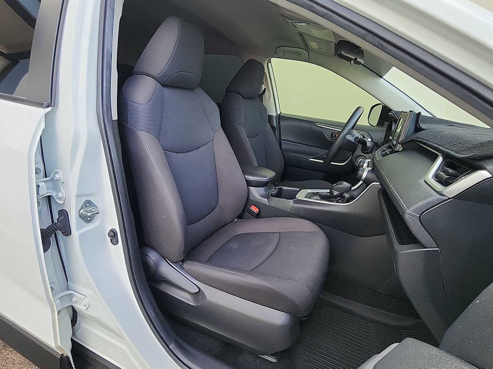 Used 2022 Toyota RAV4 LE FWD image 25