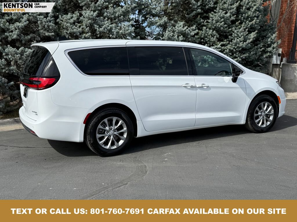 Used 2026 Chrysler Pacifica Limited image 9