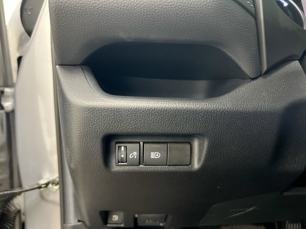 Used 2022 Toyota RAV4 XLE AWD/4WD image 18