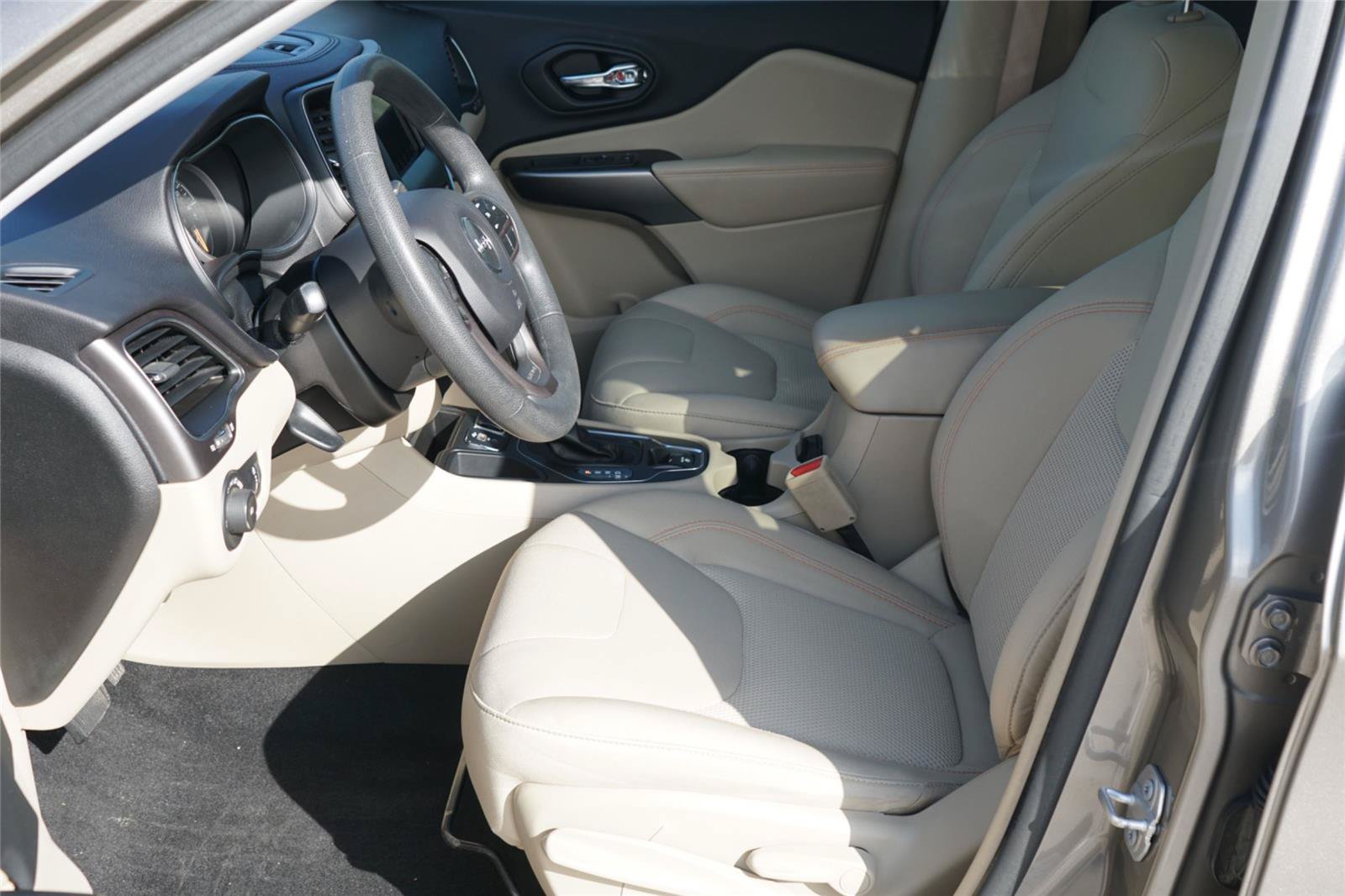 Used 2019 Jeep Cherokee Latitude w/ Popular Appearance Group FWD image 10