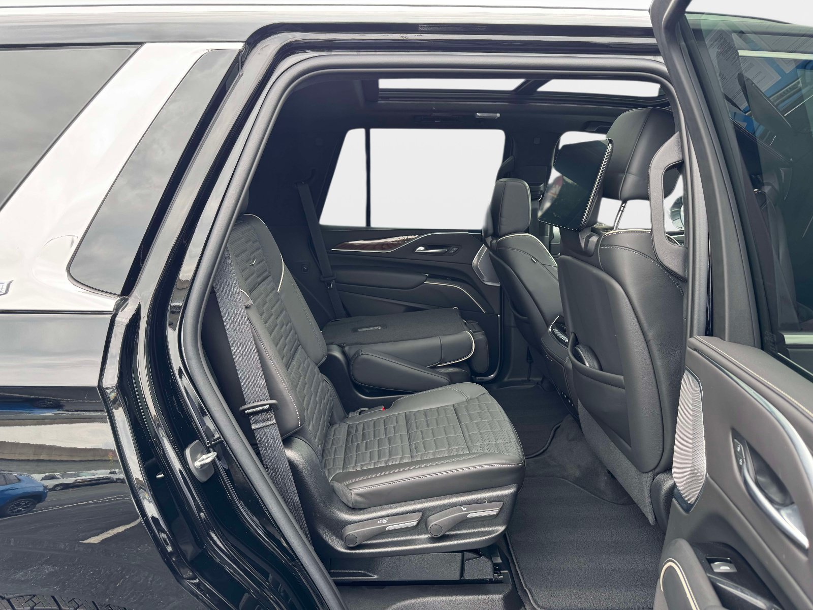Certified 2022 Cadillac Escalade Premium Luxury Platinum AWD/4WD image 15