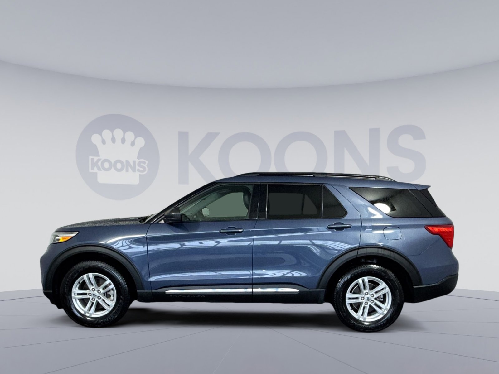 Used 2021 Ford Explorer XLT w/ Equipment Group 202A AWD/4WD image 2