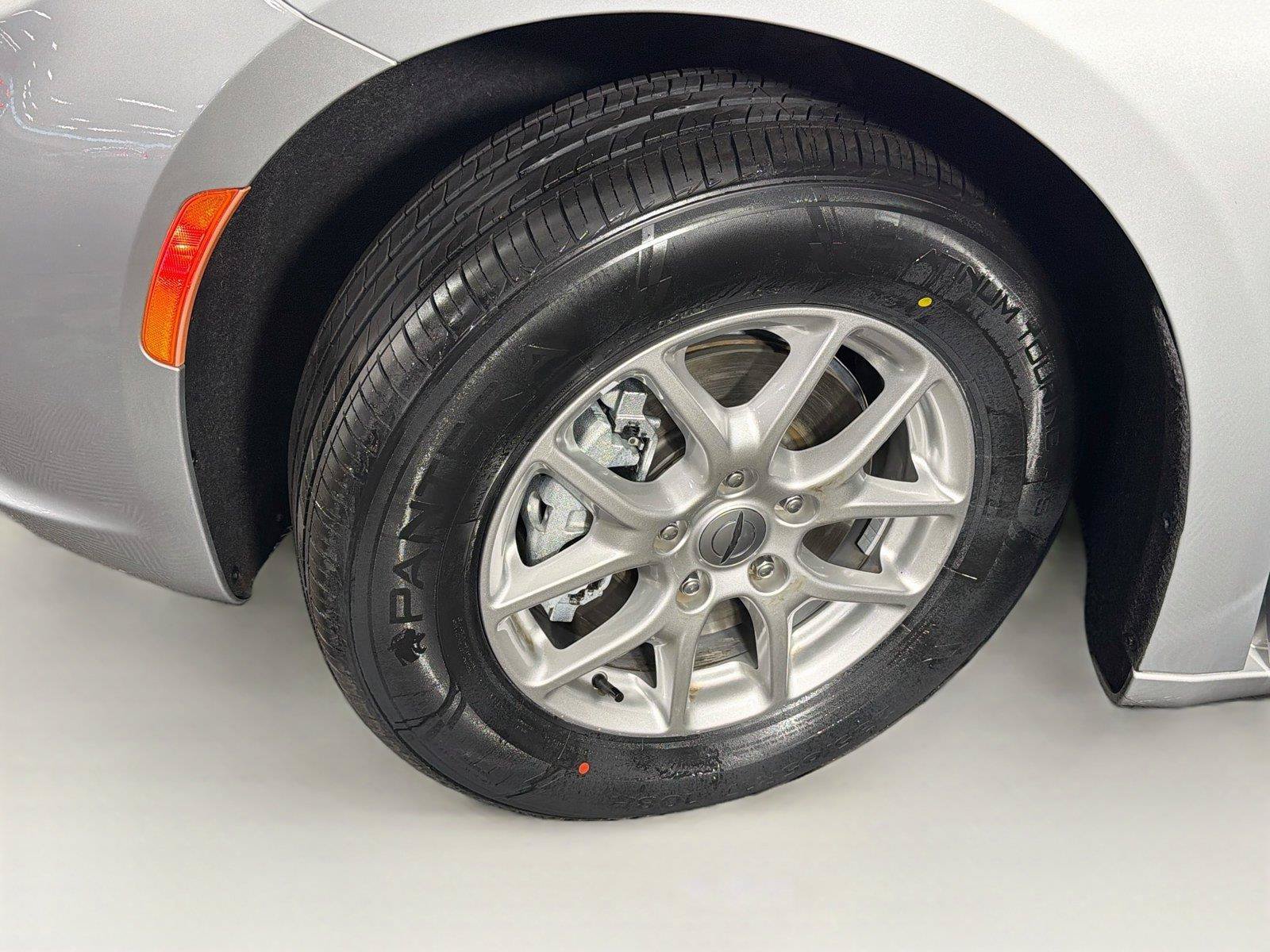 Used 2024 Chrysler Pacifica Touring-L FWD image 37