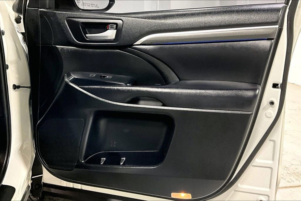 Used 2019 Toyota Highlander SE image 23