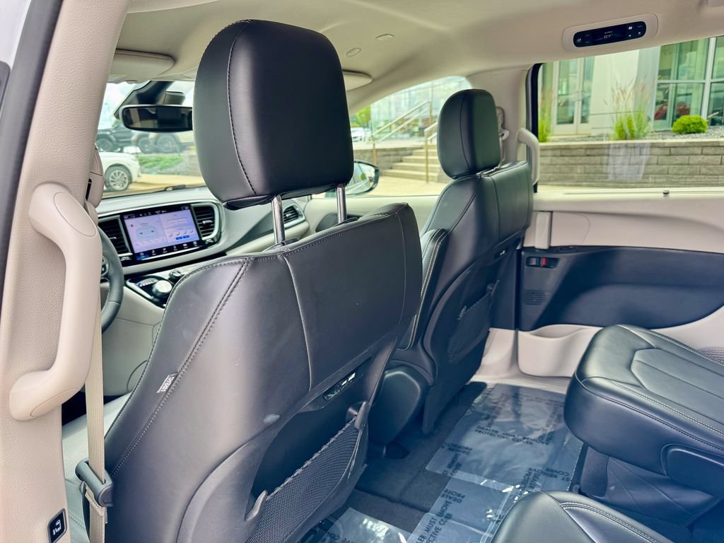 Used 2024 Chrysler Pacifica Touring-L FWD image 14