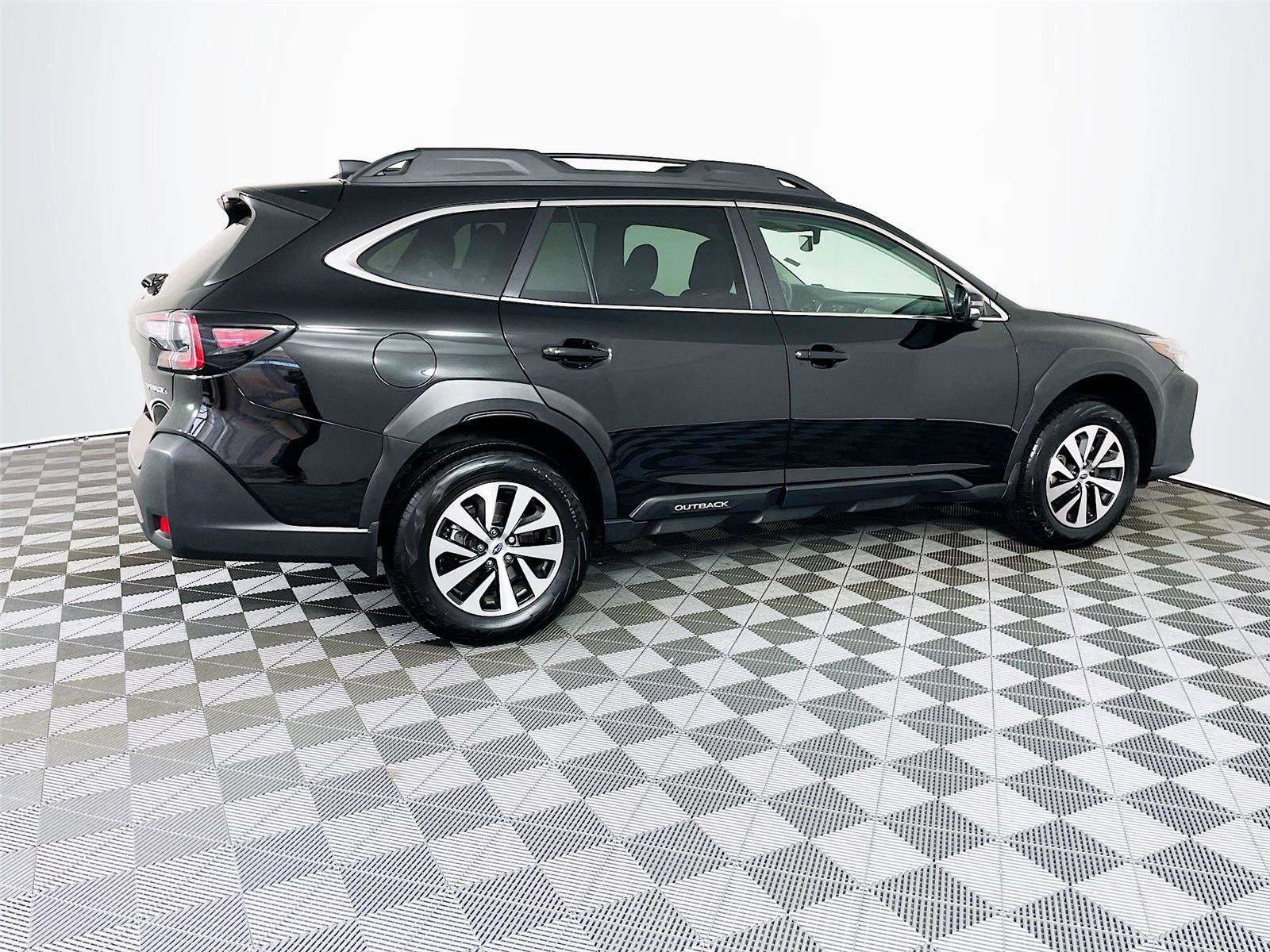 Used 2025 Subaru Outback Premium image 11