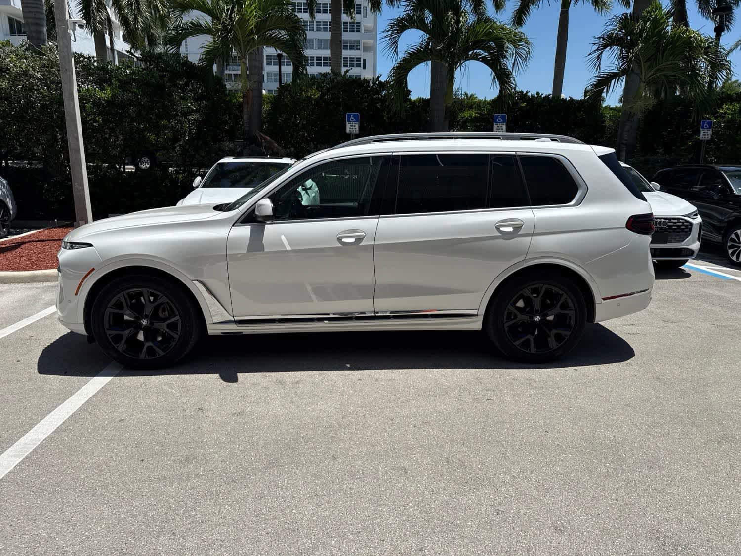 Used 2025 BMW X7 xDrive40i w/ Premium Package AWD/4WD image 2