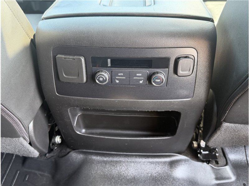 Used 2018 Chevrolet Suburban LT w/ Luxury Package RWD image 28