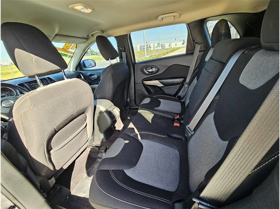 Used 2018 Jeep Cherokee Latitude w/ Altitude Package image 14