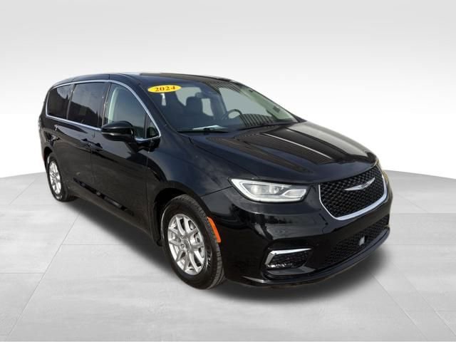 Used 2024 Chrysler Pacifica Touring-L image 8