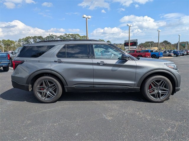 Used 2025 Ford Explorer ST-Line w/ ST-Line Street Pack image 3