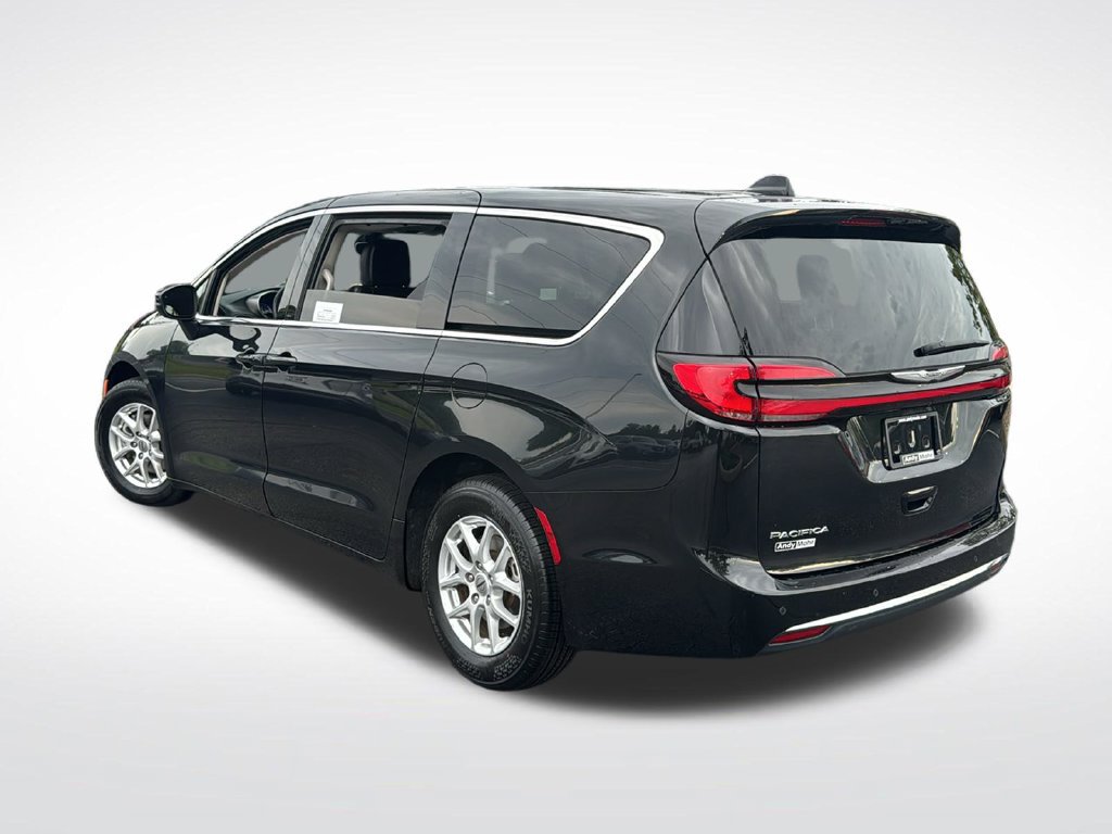 Used 2023 Chrysler Pacifica Touring-L FWD image 5