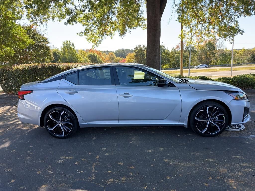 New 2025 Nissan Altima 2.5 SR image 8