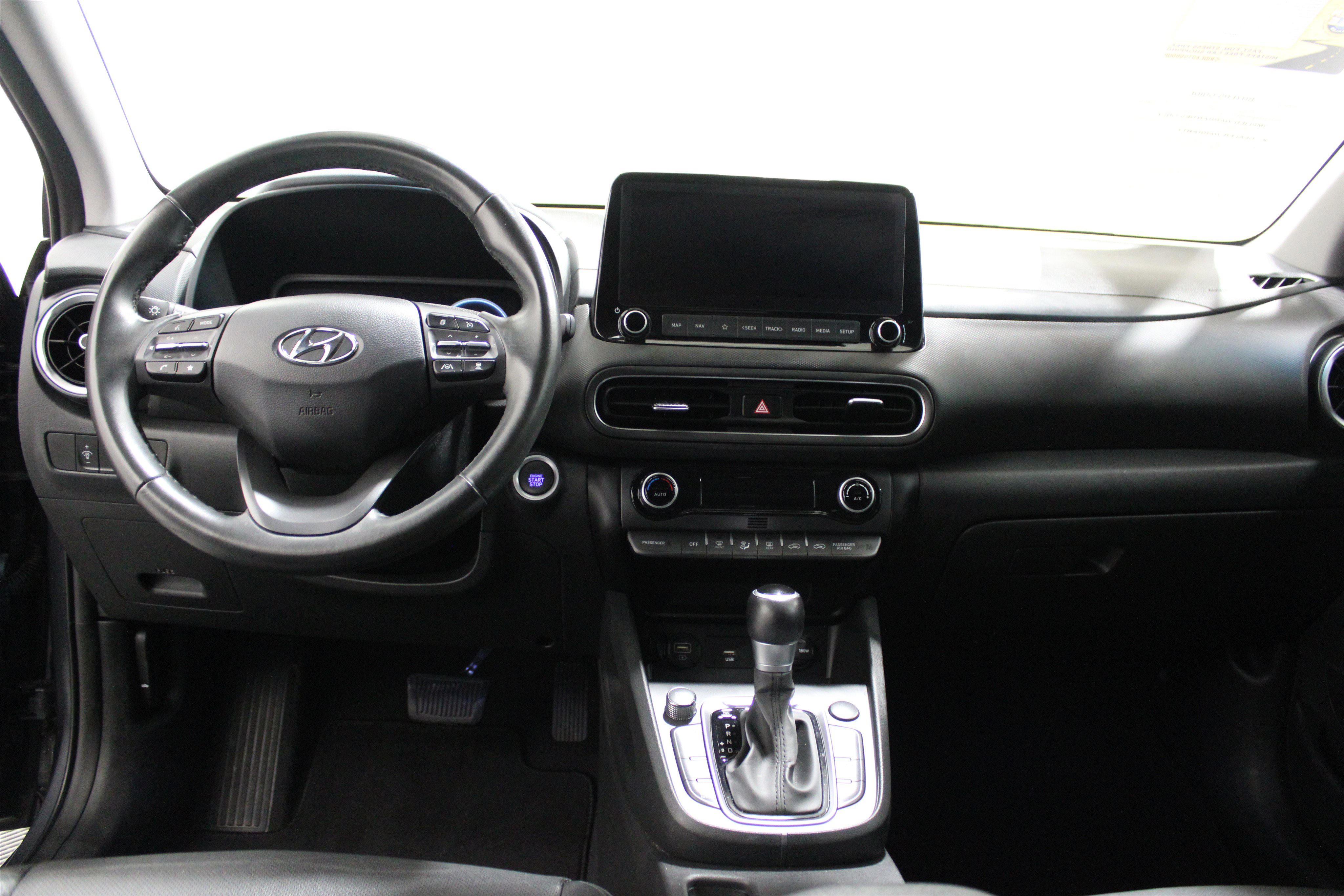Used 2022 Hyundai Kona Limited image 2