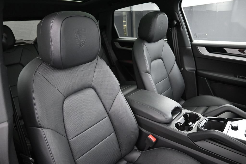 Certified 2025 Porsche Cayenne AWD/4WD image 30