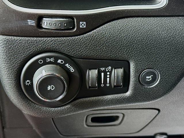 Used 2019 Jeep Cherokee Trailhawk AWD/4WD image 10