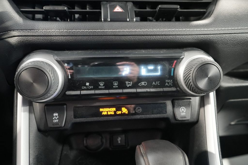 Used 2021 Toyota RAV4 LE image 29