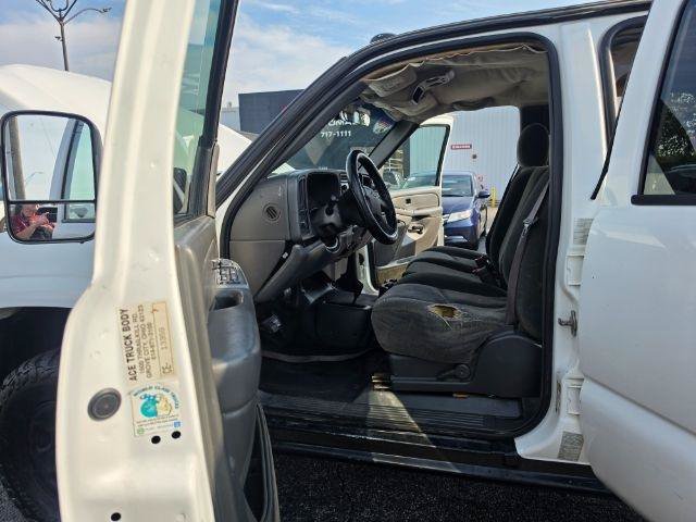 Used 2004 Chevrolet Silverado 2500 LS w/ Heavy-Duty Power Package AWD/4WD image 26