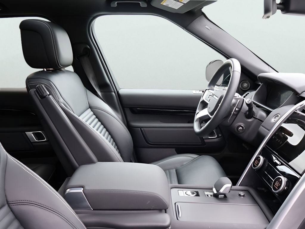 Certified 2025 Land Rover Discovery S AWD/4WD image 8