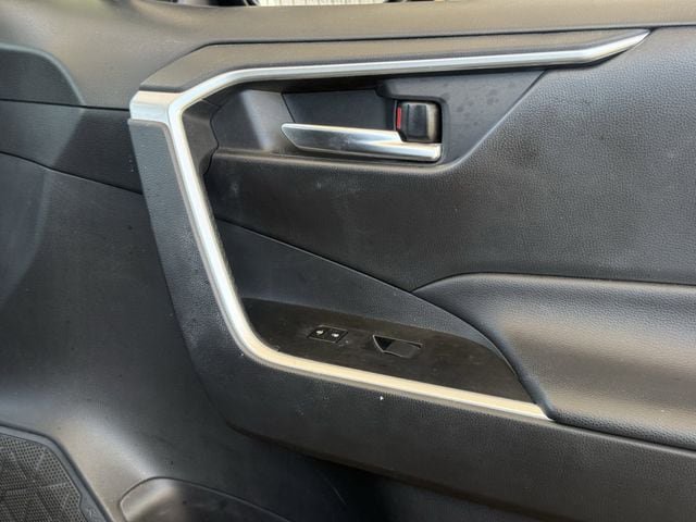 Used 2021 Toyota RAV4 XLE w/ Convenience Package FWD image 29