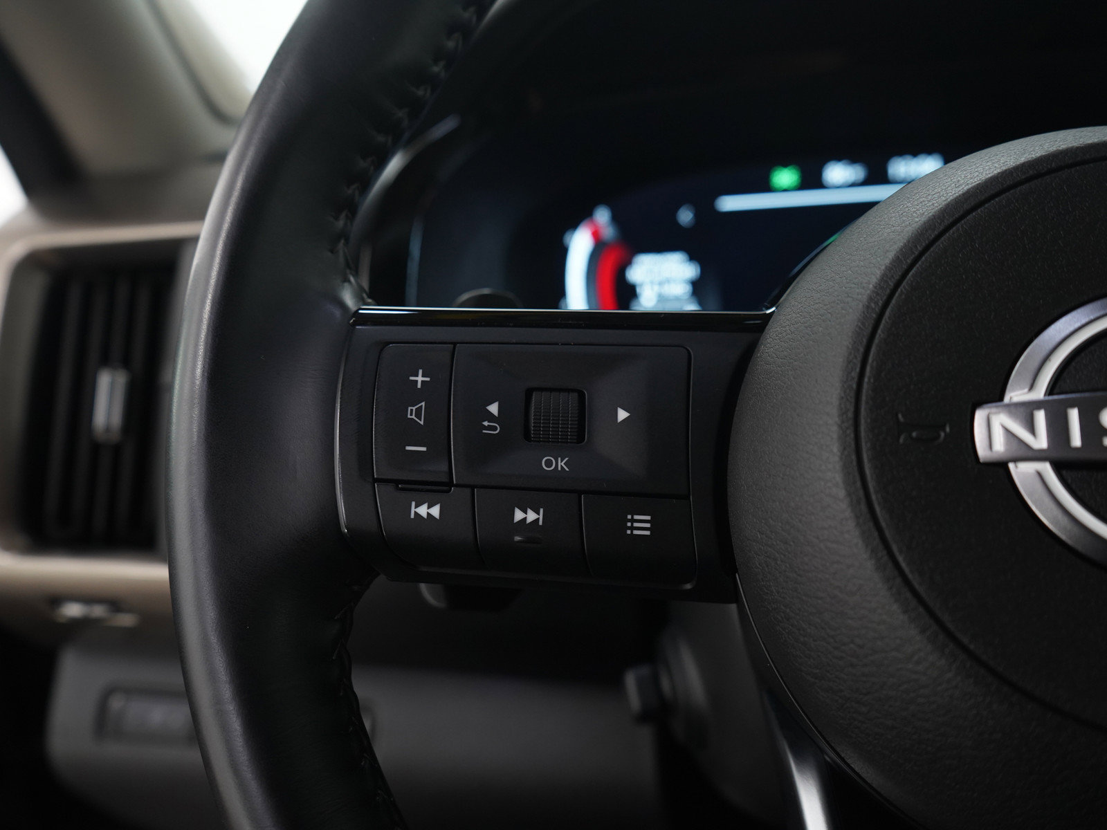 Used 2024 Nissan Pathfinder Platinum AWD/4WD image 31