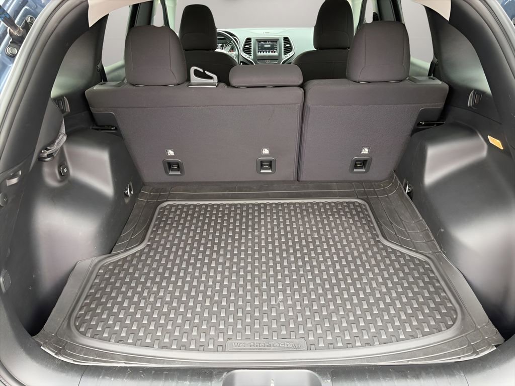 Used 2020 Jeep Cherokee Latitude w/ Cold Weather Group image 16