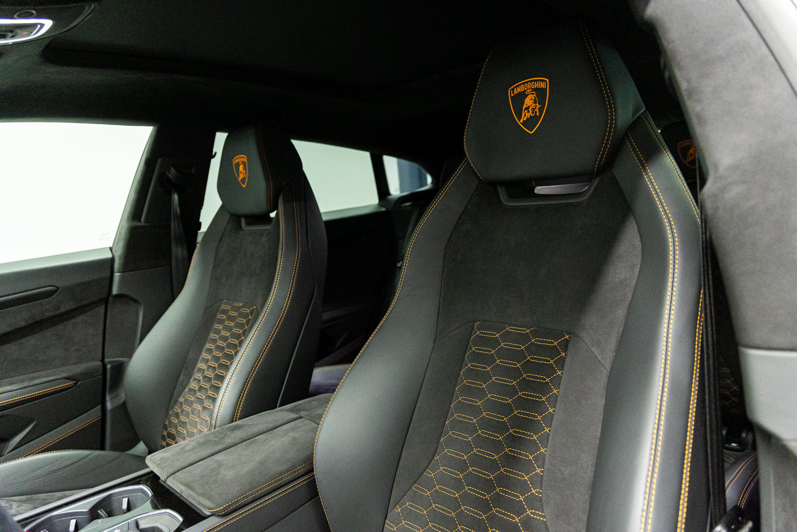 Used 2022 Lamborghini Urus AWD/4WD image 29
