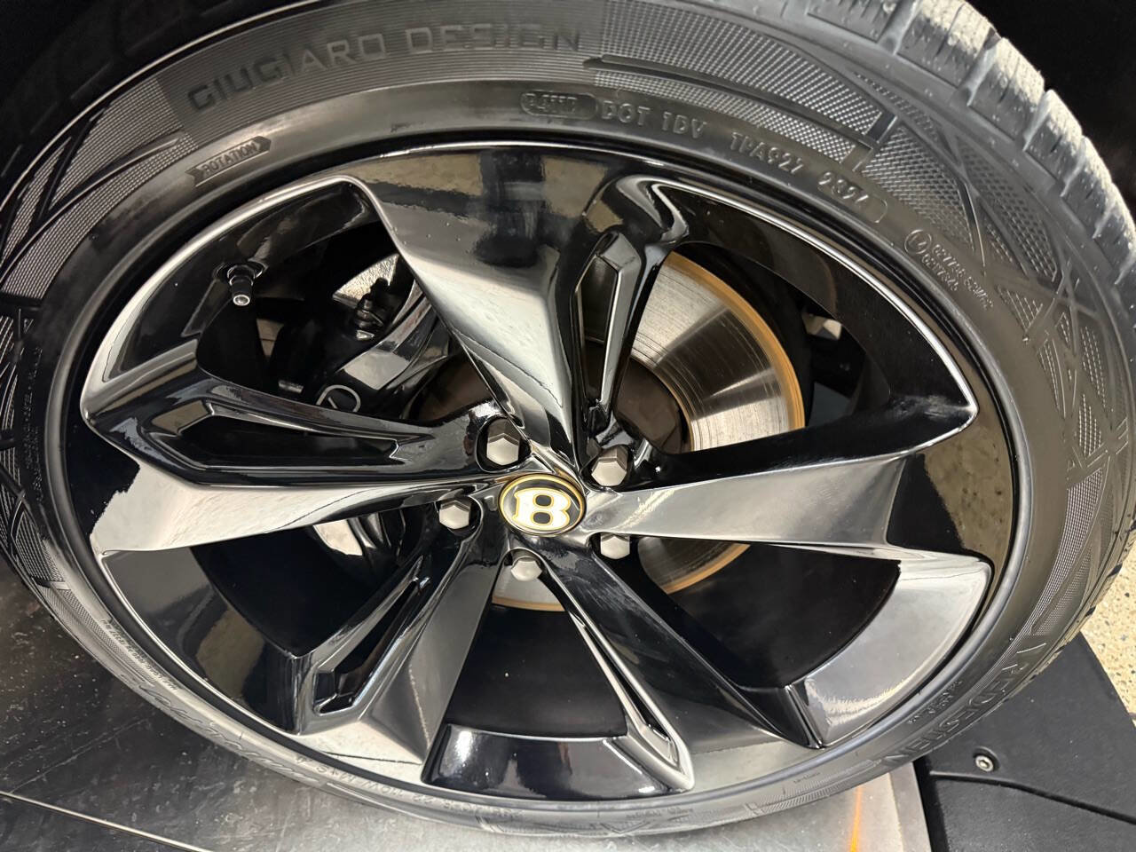 Used 2019 Bentley Bentayga image 32