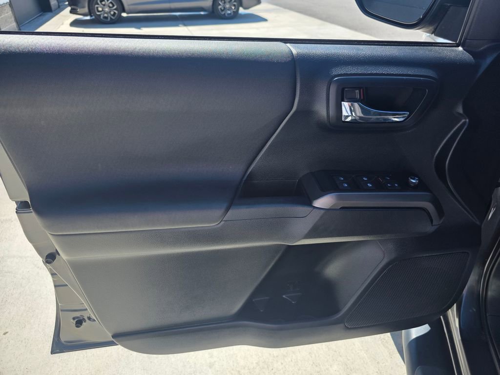 Used 2018 Toyota Tacoma TRD Sport w/ Technology Package image 11